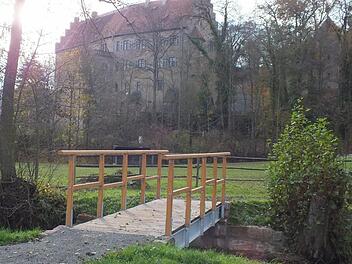 Zur Verkürzung des Rad- und Wanderweges zum Schloss war ein Steg über die Aschach errichtet worden. Dies wurde in der Bürgerversammlung gelobt.  Foto: Björn Hein