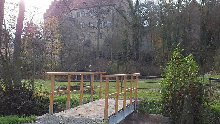 Zur Verkürzung des Rad- und Wanderweges zum Schloss war ein Steg über die Aschach errichtet worden. Dies wurde in der Bürgerversammlung gelobt.  Foto: Björn Hein