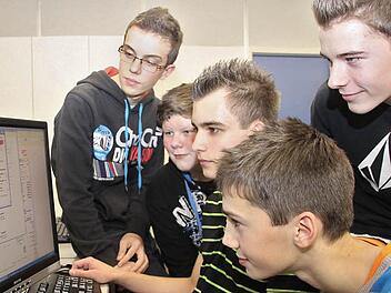 Sie  zocken nach Schulschluss:   (von links) David  Beierlein, Daniel Schellein, Matthias Herrmann, Tobias   Pistor und Sebastian  Winterstein von den  "Börsenverbrechern" der Carl-von-Linde-Realschule. Foto: Alexander Hartmann