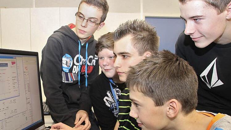 Sie  zocken nach Schulschluss:   (von links) David  Beierlein, Daniel Schellein, Matthias Herrmann, Tobias   Pistor und Sebastian  Winterstein von den  "Börsenverbrechern" der Carl-von-Linde-Realschule. Foto: Alexander Hartmann