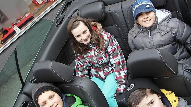 Vier fahren Cabrio: vorne links sitzt Leo, daneben Dominik, hinten haben Lisa und Paul im VW Platz genommen. Fotos: Tobias Kindermann
