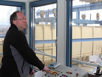 Nachdem der Müll in die Container verpresst wurde, verfrachtet Otto Hofmann die Container per Kran auf die Eisenbahnwaggons. Fotos: Jan Koch