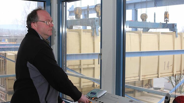 Nachdem der Müll in die Container verpresst wurde, verfrachtet Otto Hofmann die Container per Kran auf die Eisenbahnwaggons. Fotos: Jan Koch