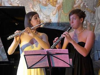 Shantala Vallentin (links) und Carolina Nees (Flöte und Oboe)