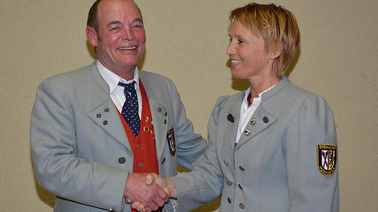 Vorsitzende Silvia Benkert (rechts) gratuliert dem neuen Ehrenmitglied Jürgen Limpert (links). Fotos: Björn Hein