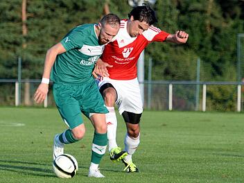 Ausbaufähige Bilanz: Stürmer Ertac Tonka (links) hat in dieser Saison erst einmal für den TSV Neudrossenfeld getroffen. Hier wird er vom Memmelsdorfer Johannes Wolfschmidt bedrängt. Foto: Peter Mularczyk