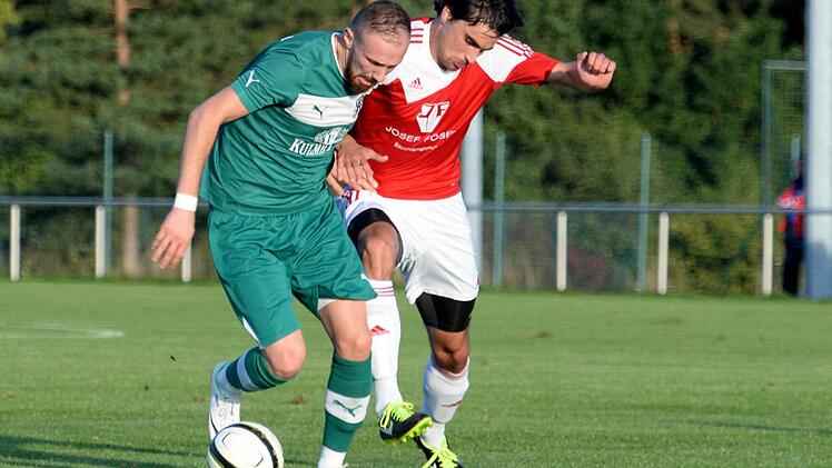 Ausbaufähige Bilanz: Stürmer Ertac Tonka (links) hat in dieser Saison erst einmal für den TSV Neudrossenfeld getroffen. Hier wird er vom Memmelsdorfer Johannes Wolfschmidt bedrängt. Foto: Peter Mularczyk
