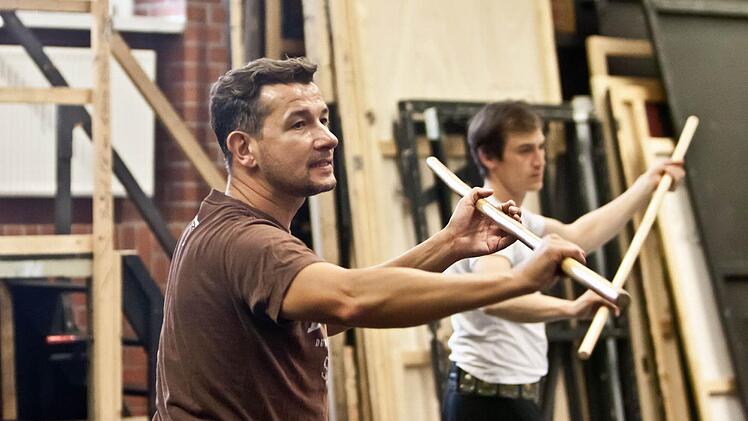 Fecht-Choreograf Jochen Schmidtke (vorne) bei der Probenarbeit mit Nils Liebscher. - Als Professor Higgins tanzt Regisseur Holger mit Eliza Doolittle (Anna Gütter; kleines Foto oben)Foto: Jochen Berger