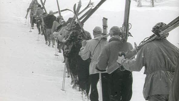 Pilgerzug der Skifahrer am Ochsenkopf - im Gänsemarsch geht es auf den Gipfel. Foto: Hans Seyferth (†)