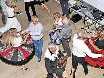 Squaredance in der Pfarrscheune: Zum ersten offiziellen Clubabend der neu gegründeten Roly Poly Squares kamen Tänzerinnen und Tänzer von weither.  Fotos: Dieter Britz