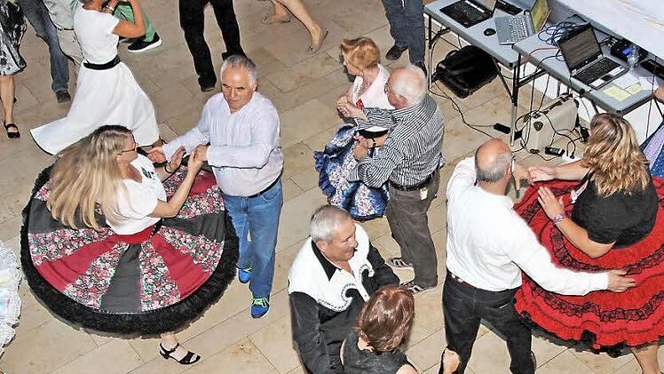 Squaredance in der Pfarrscheune: Zum ersten offiziellen Clubabend der neu gegründeten Roly Poly Squares kamen Tänzerinnen und Tänzer von weither.  Fotos: Dieter Britz