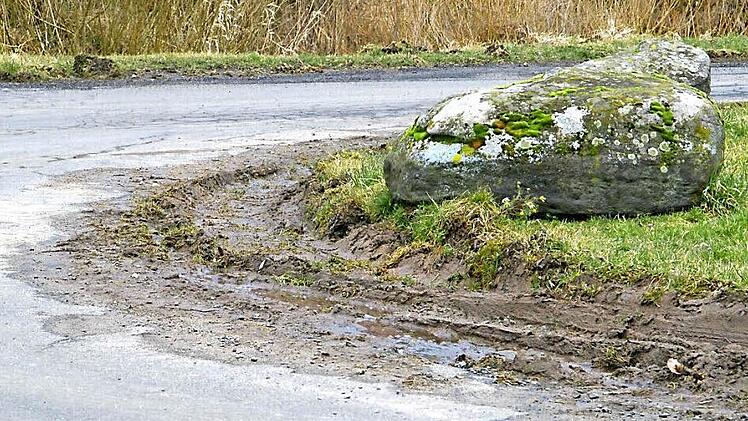 An den Besch&auml;digungen des Wendekreises sieht man eindeutig, dass die Radien f&uuml;r die Lastz&uuml;ge nicht ausreichen.  Fotos: sw