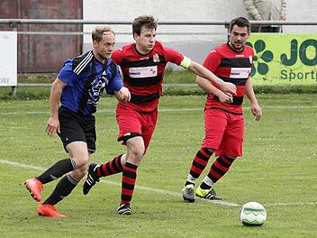 Der Bischberger Patrick Leicht (l.) setzt sich gegen Niklas Lorber durch; rechts der Waizendorfer Pascal Jefkaj Fotos: sportpress