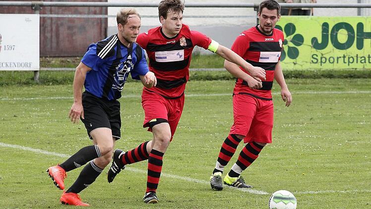 Der Bischberger Patrick Leicht (l.) setzt sich gegen Niklas Lorber durch; rechts der Waizendorfer Pascal Jefkaj Fotos: sportpress