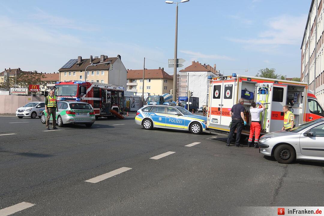Betonmischer erfasst Fahrradfahrerin: Frau lebensgefährlich verletzt - Unfallhergang noch absolut unklar – Rückstau durch Umleitung des Verkehrs
