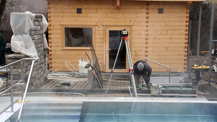 Das Tauchbecken mit der Kaminsauna. Die halbhohe Mauer (links) gehört zur Dusche.Foto: Ulrike Nauer