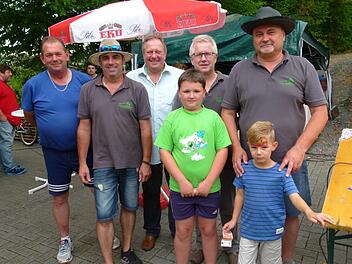 Die Gewinner des Hufeisen-Zielwerfen mit (von links) Klaus Zeitler, Uwe Meissner, Bürgermeister Volker Schmiechen, Vorsitzenden Peter Wilm, Dario Appel, stellvertretendem Vorsitzenden Heinz Braunersreuther und Max Müller (vorne)  Foto: Werner Oetter