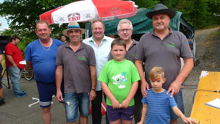 Die Gewinner des Hufeisen-Zielwerfen mit (von links) Klaus Zeitler, Uwe Meissner, Bürgermeister Volker Schmiechen, Vorsitzenden Peter Wilm, Dario Appel, stellvertretendem Vorsitzenden Heinz Braunersreuther und Max Müller (vorne)  Foto: Werner Oetter