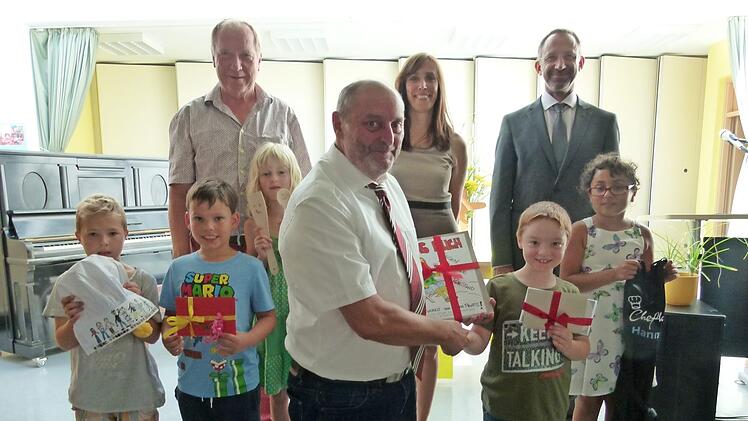 Schüler der vierten Klasse überreichten als Abschiedsgeschenk Kochutensilien an Johannes Först. Mit im Bild hinten v. l. Werner Thomas, Claudia Köhler und Ulrich Barth Foto: Lothar Weidner