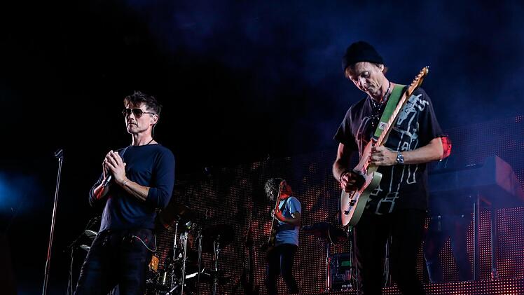 Morten Harkets (links) glasklare Stimme, begleitet von Gitarrist Pål Waaktaar-Savoy  (rechts)  bescherten dem Publikum viele Gänsehaut-Momente.Foto: Matthias Hoch