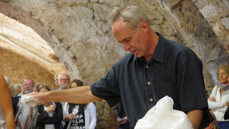 Walter Graf bei der Eröffnung der Ausstellung. Foto: Klaus Werner