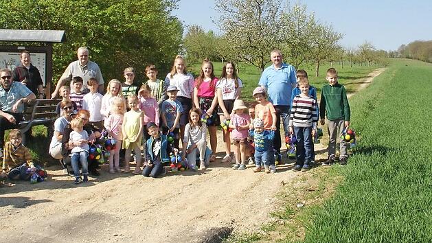 Bei herrlichem Wetter fand das Suchen der Osternester statt.