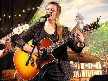 Im Geldner-Saal in Loffeld begeisterten die Liedermacherin Fee Badenius und ihre Band bereits zum zweiten Mal ihr Publikum Foto: Gerda Völk