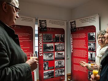 B&uuml;rgermeister Helmut Dietz, Iris Wild, Vorsitzende des Tr&auml;ger- und F&ouml;rderverein der Synagoge Memmelsdorf, und Grundschulleiterin Anja Schmidt (von links) waren sich bei der Ausstellungser&ouml;ffnung einig, wie wichtig die Erinnerung an historische Ereignisse und Vorbilder ist.  Pia Bayer