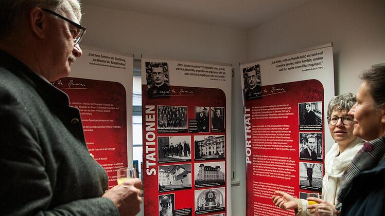 B&uuml;rgermeister Helmut Dietz, Iris Wild, Vorsitzende des Tr&auml;ger- und F&ouml;rderverein der Synagoge Memmelsdorf, und Grundschulleiterin Anja Schmidt (von links) waren sich bei der Ausstellungser&ouml;ffnung einig, wie wichtig die Erinnerung an historische Ereignisse und Vorbilder ist.  Pia Bayer