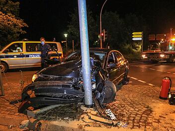 Frontal gegen Stra&szlig;enlaterne gekracht: Drei Personen verletzt