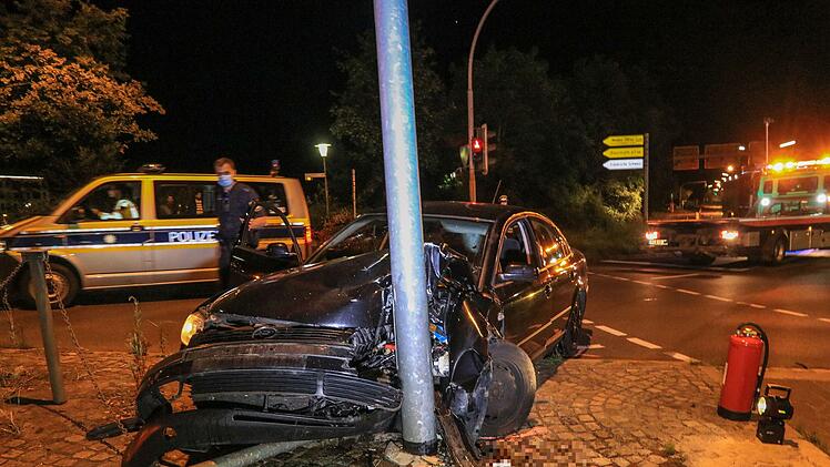 Frontal gegen Stra&szlig;enlaterne gekracht: Drei Personen verletzt
