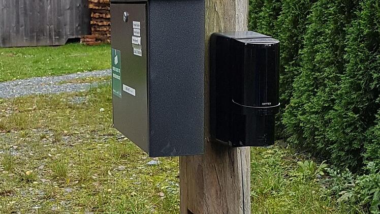 Auch an der Zufahrt ist neben dem Briefkasten ein Sensor angebracht, der Besucher erfasst.  Fotos: Alexander Hartmann