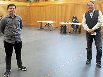 Bürgermeister Michael Pöhnlein (rechts) ist stolz auf den Nordhalbener Christoph Daum, der die Prüfung zum Industriemechaniker mit einem sehr guten Ergebnis abgelegt hat, und ehrte ihn bei der Marktgemeinderatsitzung.