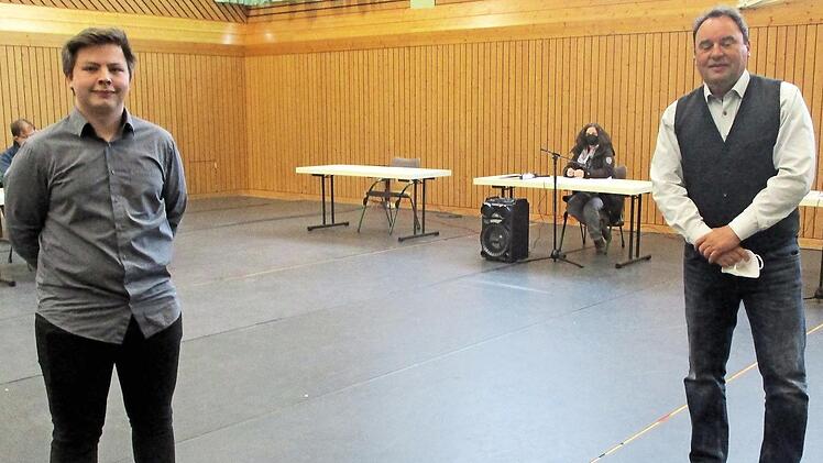 Bürgermeister Michael Pöhnlein (rechts) ist stolz auf den Nordhalbener Christoph Daum, der die Prüfung zum Industriemechaniker mit einem sehr guten Ergebnis abgelegt hat, und ehrte ihn bei der Marktgemeinderatsitzung.