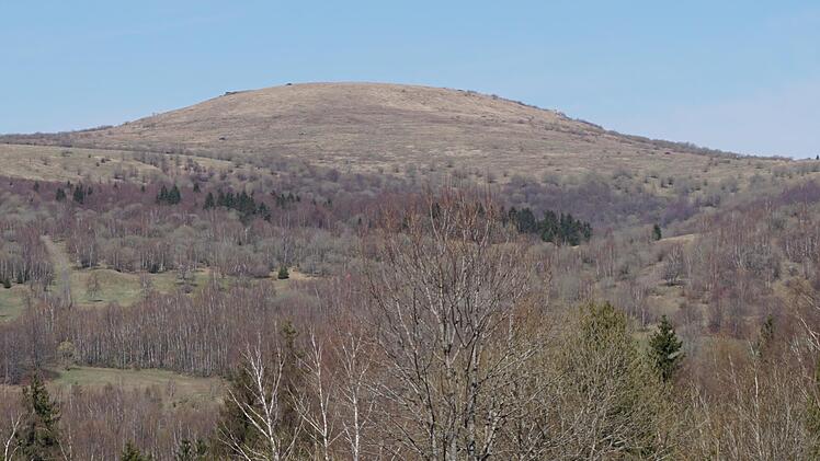 Das Dammersfeld, der höchste Berg Unterfrankens mitten im Truppenübungsplatz Wildflecken.