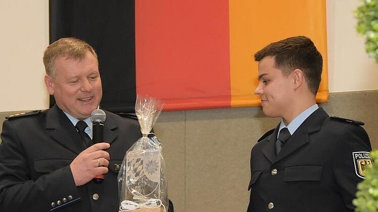 Polizeidirektor Jürgen Miketiuk überreicht die Ernennungsurkunde und ein Präsent an den Jahrgangsbesten, Polizeimeister Jakob Häußler.
