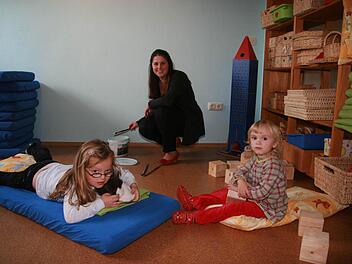 Gruppenleiterin Miriam Kapfhammer und die beiden Kinder Lisa Thum (4) und Mylene Kerriel (3) finden  die Neugestaltung prima: Das Träumeland hat einen Korkboden bekommen, und die Wände wurden in zartem Blau gestrichen. Fotos: Sonja Adam
