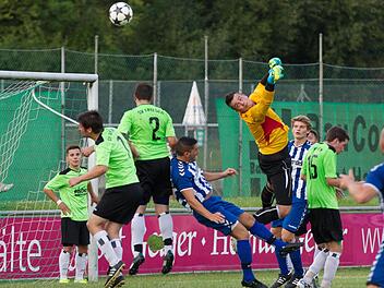 Mit den Fäusten war Friesens Keeper Marvin Kiesewetter noch am Ball - ein Blick zur Absicherung kann aber nicht schaden.  Foto: Heinrich Weiß