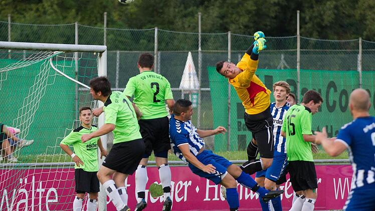 Mit den Fäusten war Friesens Keeper Marvin Kiesewetter noch am Ball - ein Blick zur Absicherung kann aber nicht schaden.  Foto: Heinrich Weiß