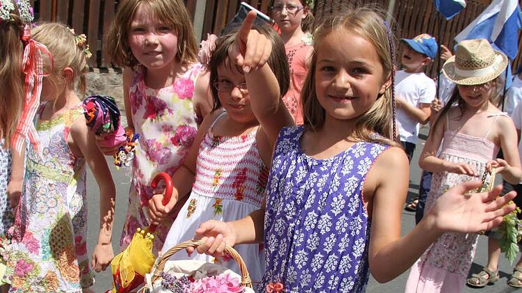 So schön wie anno dazumal - die Mädchen tragen Blumenkörbchen. Foto: Sonja Adam
