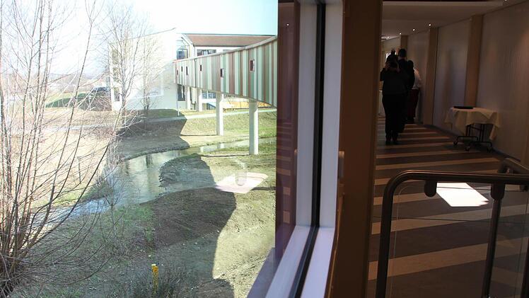 Blick durchs Fenster des Bademantelgangs aufs Kurhotel Foto: Matthias Einwag