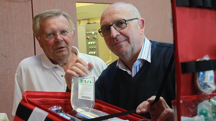 Dr. Erich Dünninger (rechts) hat alles dabei, was im Notfall lebensnotwendig sein kann. Dieter Kellermann ist indes der Organisator der gesellschaftlichen Aktivitäten der HSG.  Foto: Andreas Schmitt