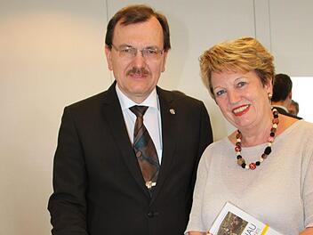 Polizeipräsident Gerhard Kallert und Bürgermeisterin Brigitte Meyerdierks bei der Tagung der unterfränkischen Polizei in Bad Brückenau. Foto: Ulrike Müller