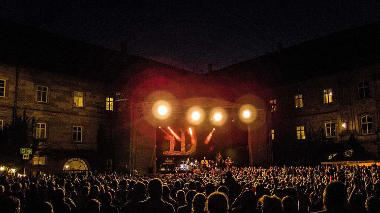 Umjubelter Auftritt: Michael Patrick Kelly fasziniert im ausverkauften Schlosshof von Tambach. Foto: Jochen Berger