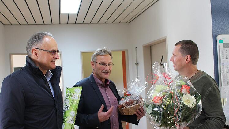 Roland Limpert und Wilhelm Friedrich (v.l.) gratulieren Jens Bausch zu seinem Einstieg.