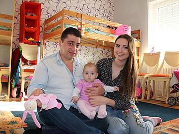 Aleksej Forostjanow mit seiner Frau Julia Nigrezkul und der jüngeren Tochter Tanyuscha: Die Familie aus Bad Kissingen ist zwar geduldet, darf aber nicht mehr arbeiten. Foto: Ralf Ruppert