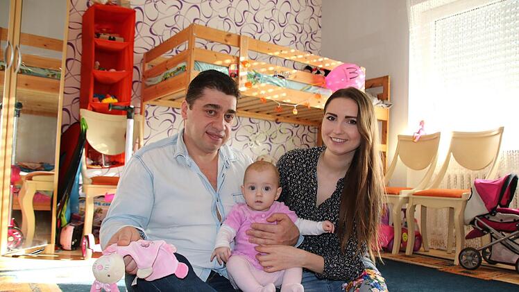 Aleksej Forostjanow mit seiner Frau Julia Nigrezkul und der jüngeren Tochter Tanyuscha: Die Familie aus Bad Kissingen ist zwar geduldet, darf aber nicht mehr arbeiten. Foto: Ralf Ruppert