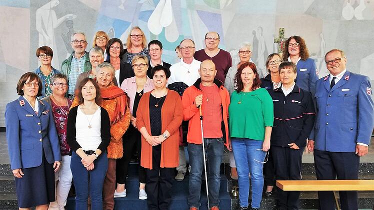 Zwei Kursgruppen mit 16 Absolventen wurden am Sonntag vom Malteser-Hilfsdienst als neue ehrenamtliche Hospizbegleiter aufgenommen; links im Bild: Kursleiterin Theresia Merz.Sigismund von Dobschütz