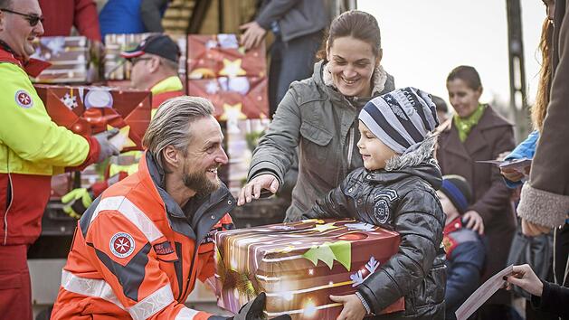 Seit über 25 Jahren engagieren sich die Johanniter-Weihnachtstrucker und verteilen wie hier in Rumänien Hilfspakete. Foto: Johanniter-Unfall-Hilfe
