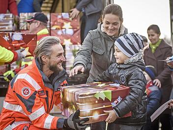 Seit über 25 Jahren engagieren sich die Johanniter-Weihnachtstrucker und verteilen wie hier in Rumänien Hilfspakete. Foto: Johanniter-Unfall-Hilfe